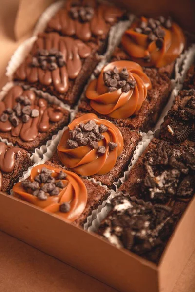 Brownies Σοκολάτα Κρέμα Και Καραμέλα Closeup Επιλεκτική Εστίαση — Φωτογραφία Αρχείου