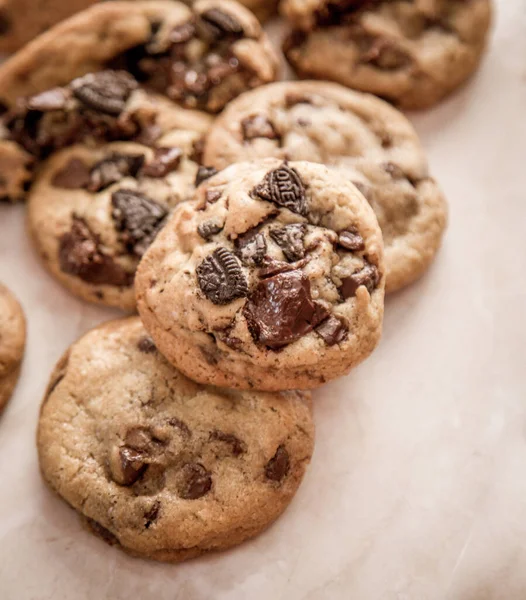 Tahta masada çikolatalı kurabiyeler.