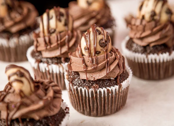 Çikolatalı kurabiye hamurlu kekler beyaz masada.