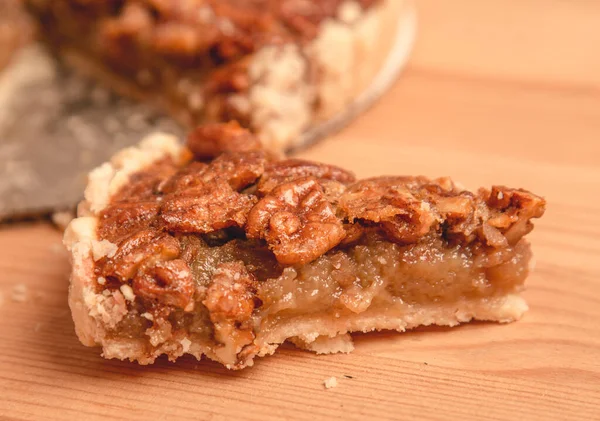 Karamel ve fındıklı cevizli turta.