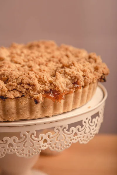 Beyaz arka planda ev yapımı elmalı turta.