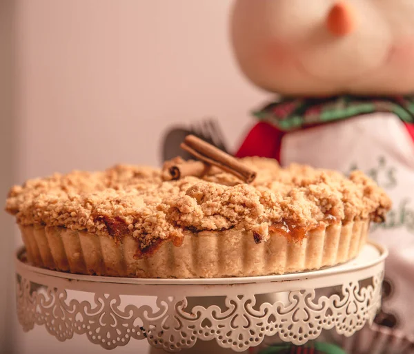 Ev yapımı elma pasta ve tarçın