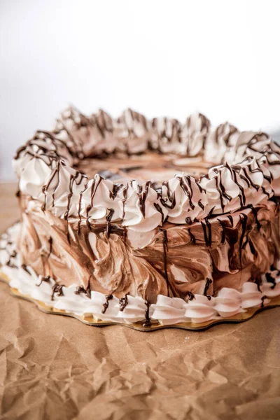 Вкусный Домашний Шоколадный Торт Белом Деревянном Фоне — стоковое фото