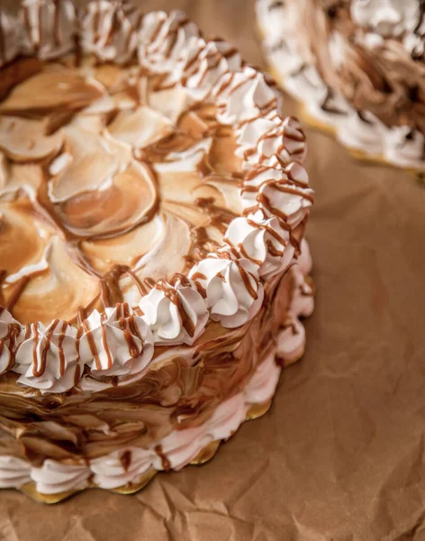Beyaz Tabakta Tatlı Çikolata Karamel Keki — Stok fotoğraf