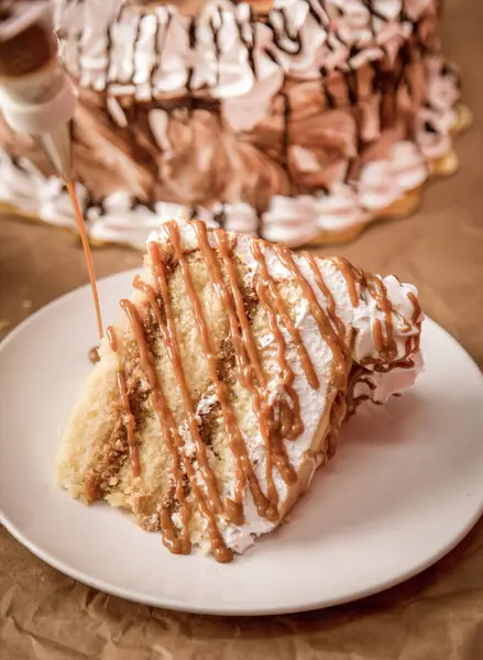 Bir dilim vanilyalı karamelli kekin mutfak fotoğrafı.