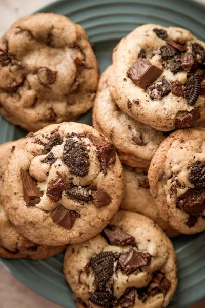 Koyu ahşap tabakta kremalı çikolatalı kurabiyeler. yakın plan