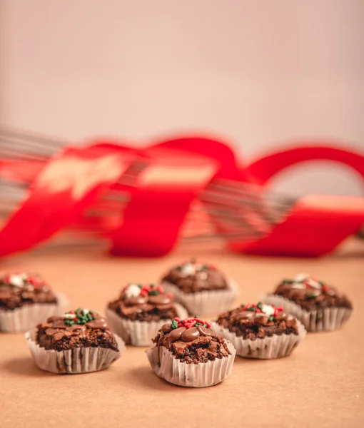 Lezzetli Sevgililer Günü konsepti. Beyaz arka planda çikolatalı brownie 'ler.