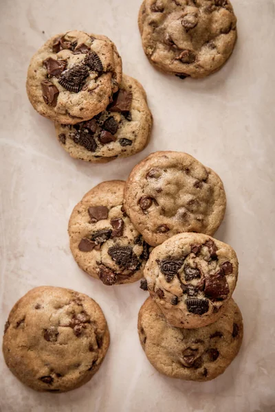 Tahta arka planda çikolata parçalı kurabiyeler.