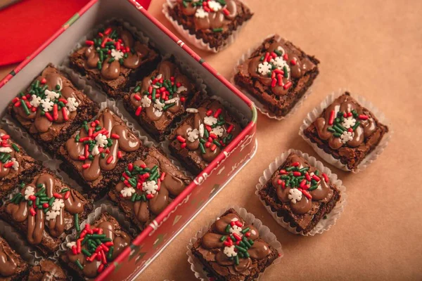 Tabakta çikolatalı kek.