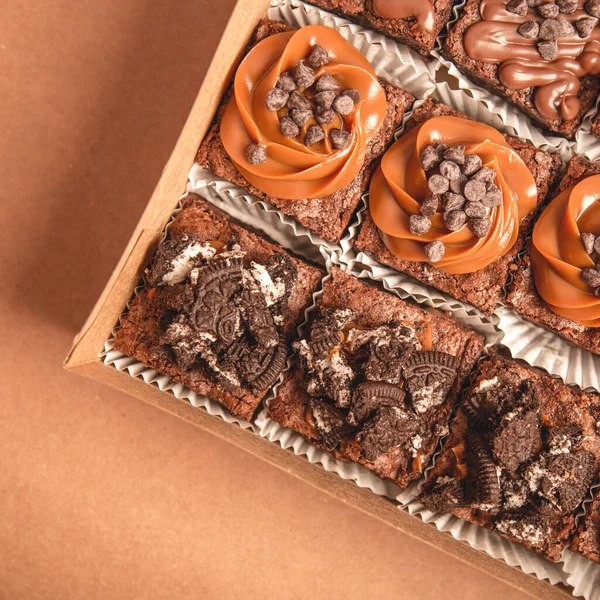 Çikolatalı, fındıklı, fındıklı Brownie beyaz arka planda