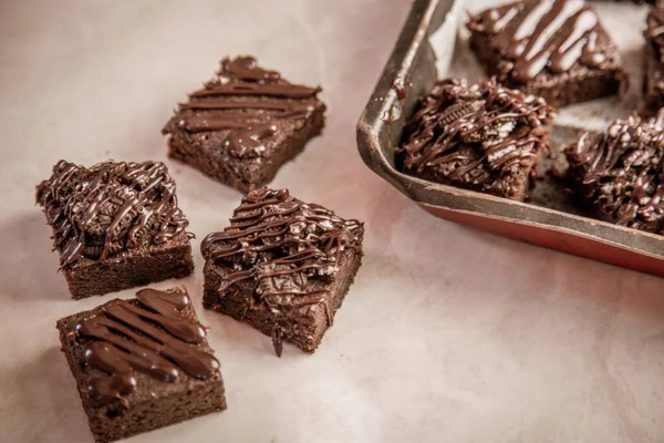 Tahtadaki çikolatalı kek tatlısının yakın görüntüsü.