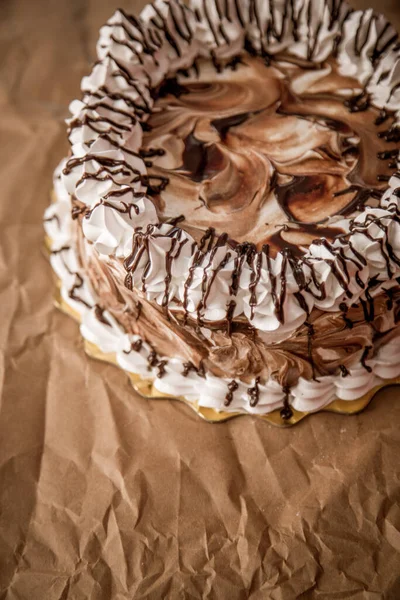 Karamelli ve çikolatalı pasta..