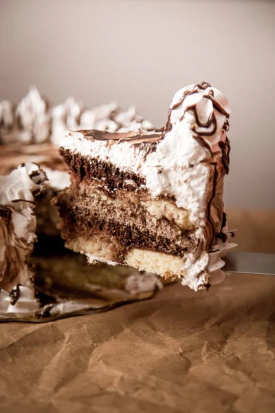 Νόστιμο Σπιτικό Κέικ Σοκολάτας Ξύλινο Φόντο — Φωτογραφία Αρχείου