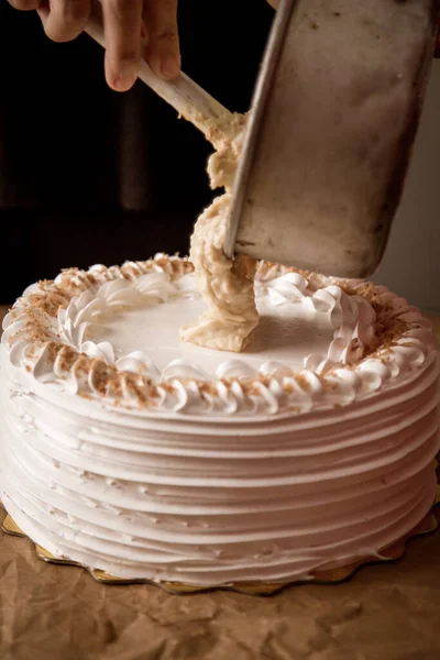 Крупный План Торта Белой Шоколадной Глазурью — стоковое фото