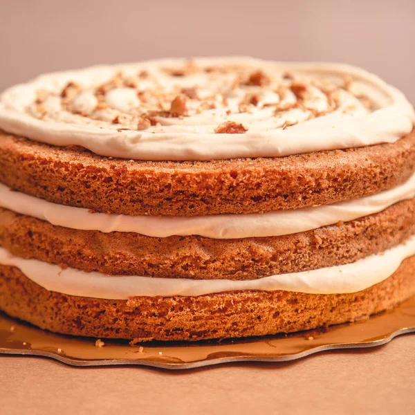 Вкусный Ореховый Торт Сливками — стоковое фото