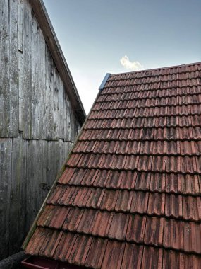 Kırmızı çatılı ahşap çatı