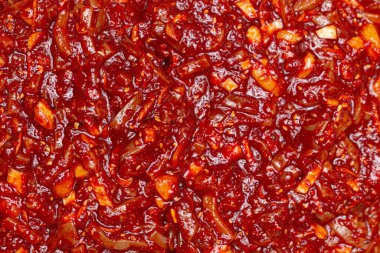 Konteynırda çeşitli Kore mezeleri var.