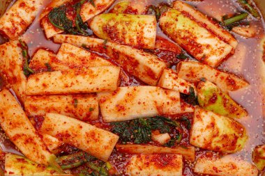 Baharatlı acı biberli lezzetli turp turpu.