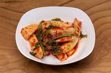 Baharatlı acı biberli lezzetli turp turpu.