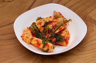 Baharatlı acı biberli lezzetli turp turpu.