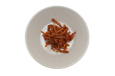 Lezzetli kalamar lezzetleri bir kasede servis edilir.