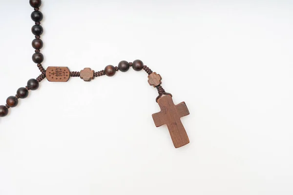 Katoliklikle ilgili resimler, haçlar ve tespihler gibi.