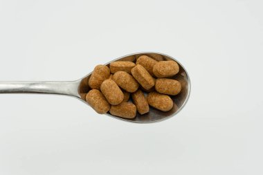 İlaç ve çeşitli aksesuarlar kullanarak tıbbi konsept