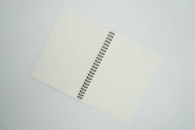 Beyaz arkaplanda boş bir bahar notu