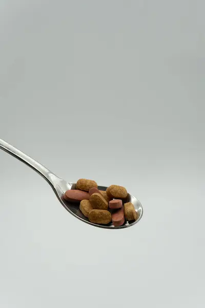 İlaç ve çeşitli aksesuarlar kullanarak tıbbi konsept