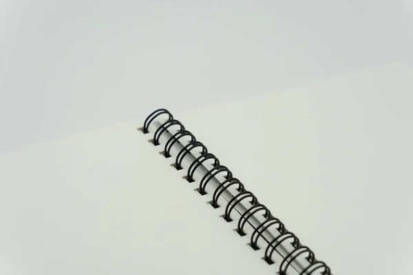 Beyaz arkaplanda boş bir bahar notu