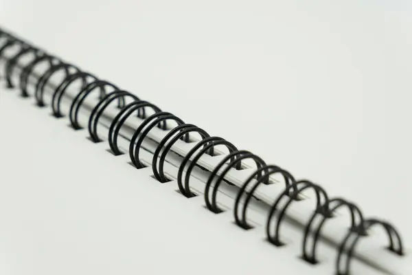 Beyaz arkaplanda boş bir bahar notu