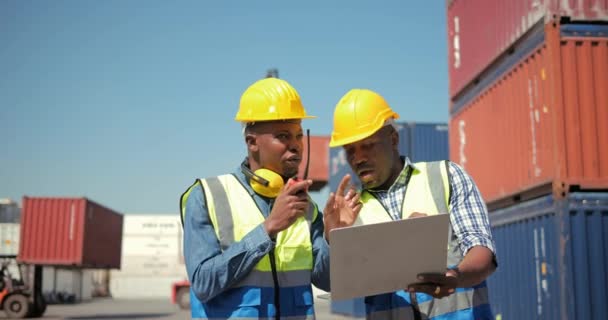 Twee Professionele Afrikaanse Ingenieurs Dragen Veiligheidsuniform Harde Hoeden Die Buiten — Stockvideo