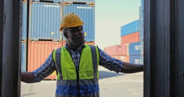 アフリカのプロのエンジニアの労働者は 安全ベストを身に着けている工場業界の在庫を再確認し ハード帽子で作業する 外で働く — ストック動画
