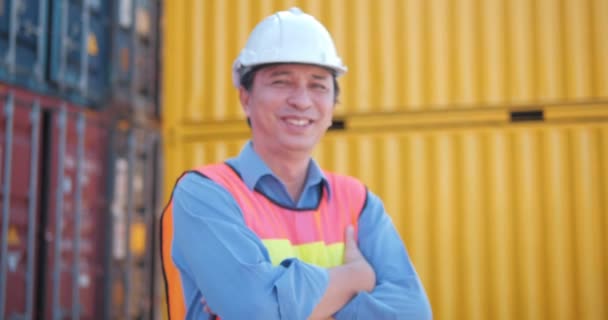 身穿硬帽安全制服的亚洲男性专业工业工程师的肖像在工厂看着相机 他自信地看了看 — 图库视频影像