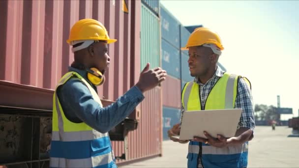 Dwóch Profesjonalnych Afrykańskich Inżynierów Mundurach Ochronnych Twardych Kapeluszach Pracujących Laptopie — Wideo stockowe