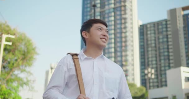 Портрет Счастливого Азиатского Бизнесмена Гуляющего Улице Современном Городе Строительным Фоном — стоковое видео