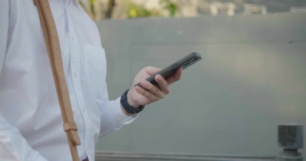 Tangan Pengusaha Berjalan Dengan Ponsel Jalan Kota Man Menggunakan Ponsel — Stok Video