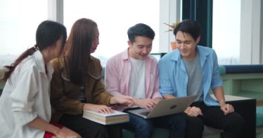 Bir grup Asyalı lise öğrencisi, istatistikleri incelemek, pazarı analiz etmek ve pazarlama kampanyalarını değerlendirmek için bir ofis yönetim kurulunda toplanıyor..