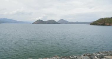 Srinagarind Barajı Kanchanaburi, Tayland Khwae Yai Nehri üzerinde bir dolgu baraj.