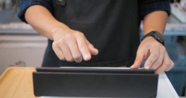 Temas ekranlı kasiyer kullanarak el kahvecisini kapat. Kahve dükkanından müşteri siparişi alır. İş hizmeti.