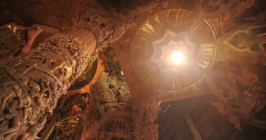 Doğruluk Tapınağı (Prasat Sut Ja-Tum), Pattaya Tayland 'ın eteklerindeki deniz kenarındaki güzel ahşap tapınak..