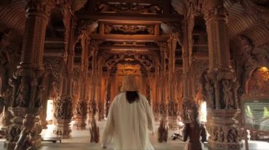 Doğruluk Mabedi (Prasat Sut Ja-Tum), Tayland Tayland 'ın güzel ahşap tapınağında kadın turistin arka görünüşü, İnanılmaz Tayland seyahat kavramı.