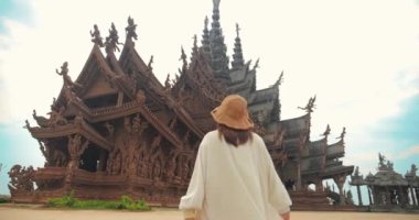 Doğruluk Tapınağı (Prasat Sut Ja-Tum), Pattaya Tayland 'ın eteklerindeki deniz kenarındaki güzel ahşap tapınak..