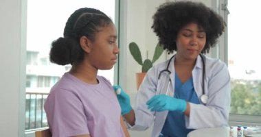 Afro-Amerikalı çocuklar klinikte ya da hastanede aşı oluyorlar ve el hemşiresi koruma için aşı enjekte ediyor. Çocuk aşısı kavramı.