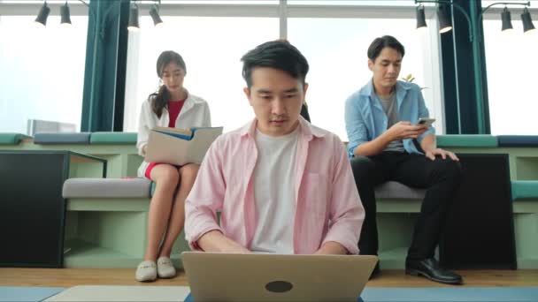 Grupo Estudiantes Asiáticos Secundaria Reúne Una Sala Juntas Oficinas Para — Vídeo de stock