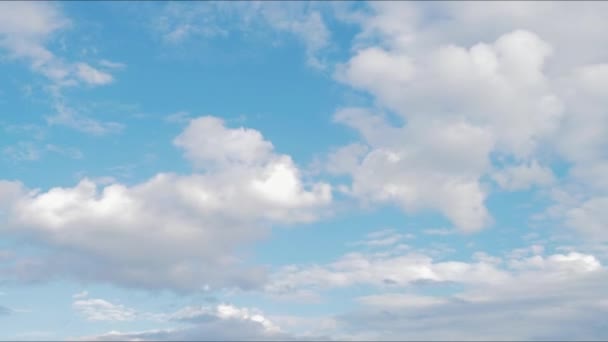 Načasování Modrých Mraků Obloze Nadýchané Bílé Mraky Pozadí Bílých Mraků — Stock video