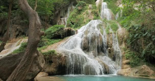 Cachoeira Erawan Sétimo Andar Com Água Fluindo Através Pedra Natural — Vídeo de Stock
