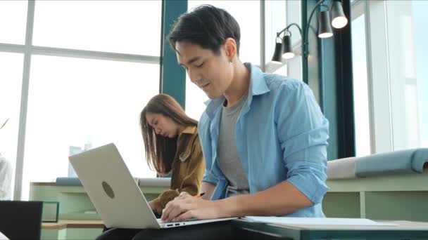 아시아 사업가는 사무실의 공간에서 노트북을 사용하는 했습니다 — 비디오