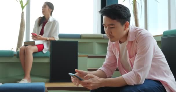 Mondo Digitale Giovane Asiatico Uomo Holding Smartphone Seduta Working Spazio — Video Stock
