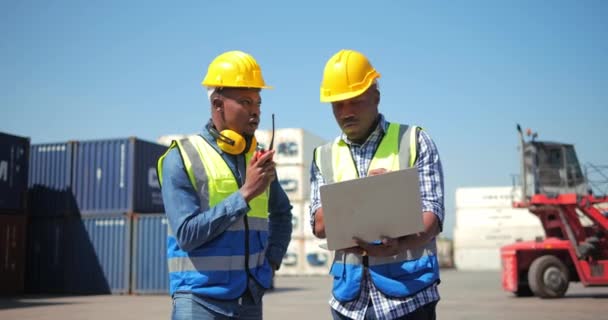 Zwei Schwarzafrikanische Ingenieure Kontrollieren Container Aus Fracht Für Import Und — Stockvideo